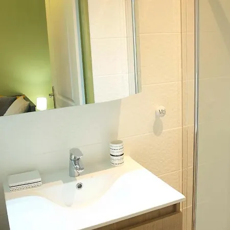 Le 110, Un Grand 2 Etoiles, Pour Faire A Pied * Aix-les-Bains