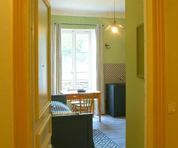 Le 110, Un Grand 2 Etoiles, Pour Faire A Pied Daire *