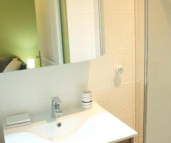 Le 110, Un Grand 2 Etoiles, Pour Faire A Pied * 艾克斯莱班